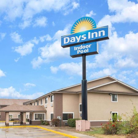 Days Inn By Wyndham Topeka Eksteriør billede