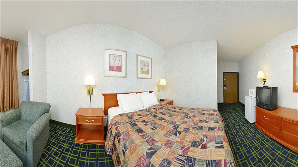 Days Inn By Wyndham Topeka Eksteriør billede