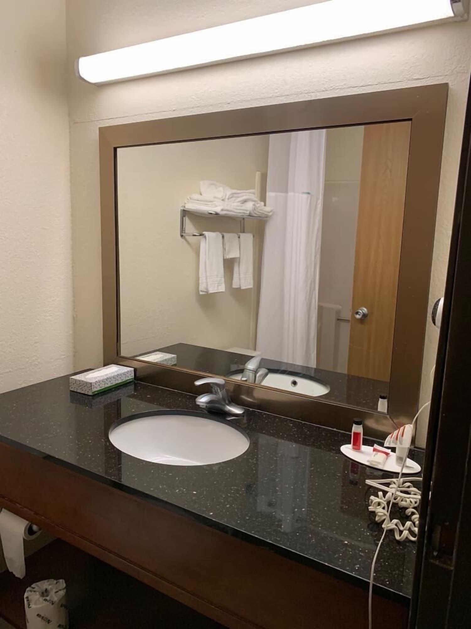 Days Inn By Wyndham Topeka Eksteriør billede
