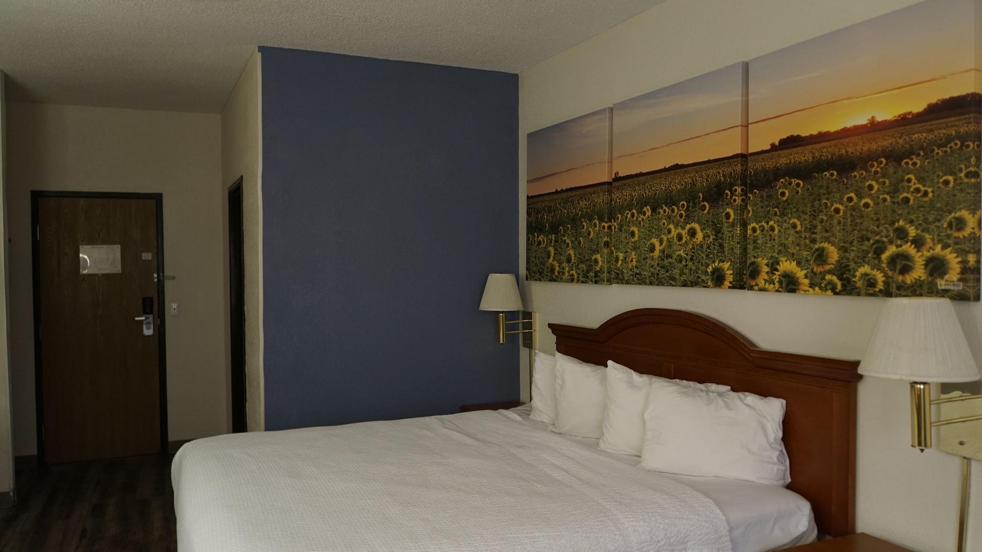 Days Inn By Wyndham Topeka Eksteriør billede