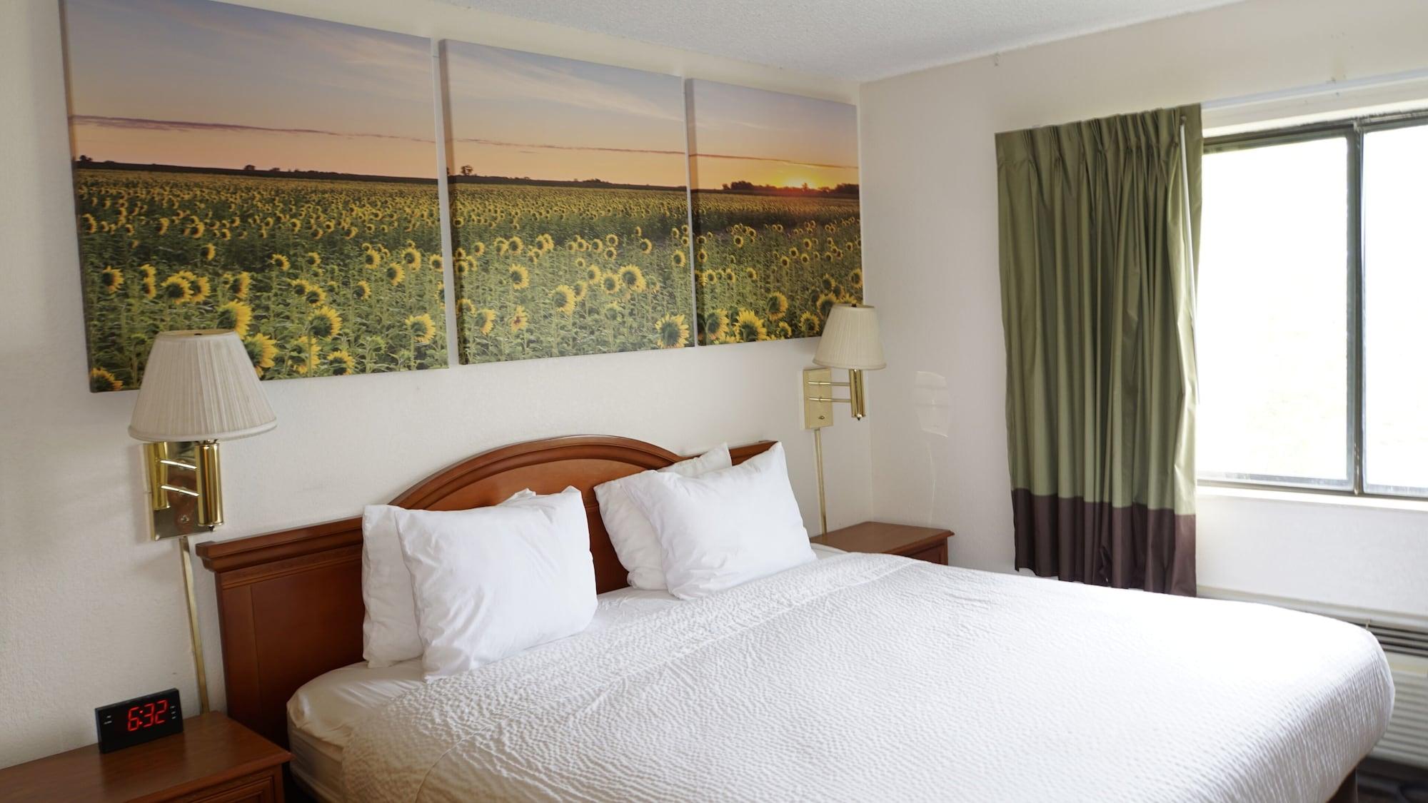 Days Inn By Wyndham Topeka Eksteriør billede