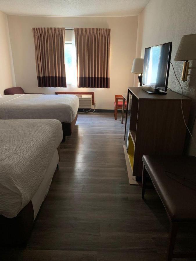Days Inn By Wyndham Topeka Eksteriør billede