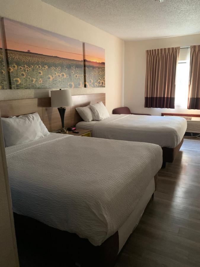 Days Inn By Wyndham Topeka Eksteriør billede