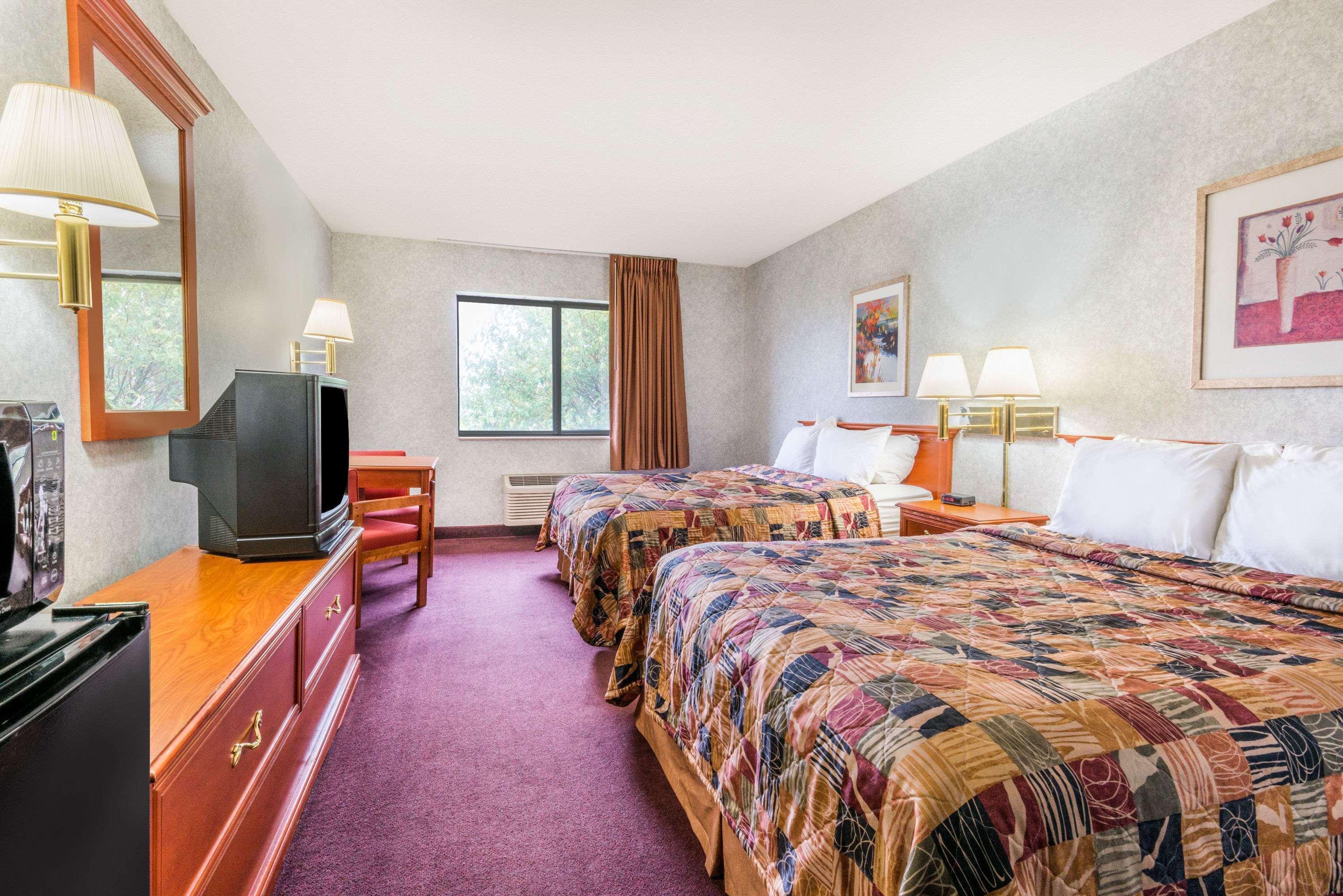 Days Inn By Wyndham Topeka Eksteriør billede