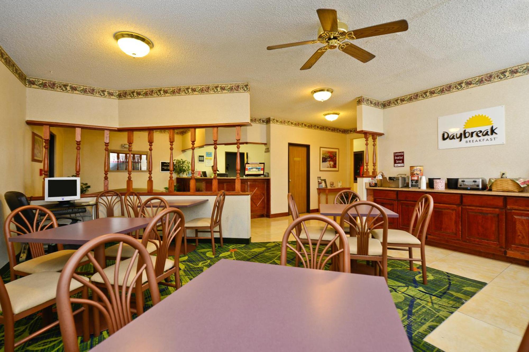 Days Inn By Wyndham Topeka Eksteriør billede