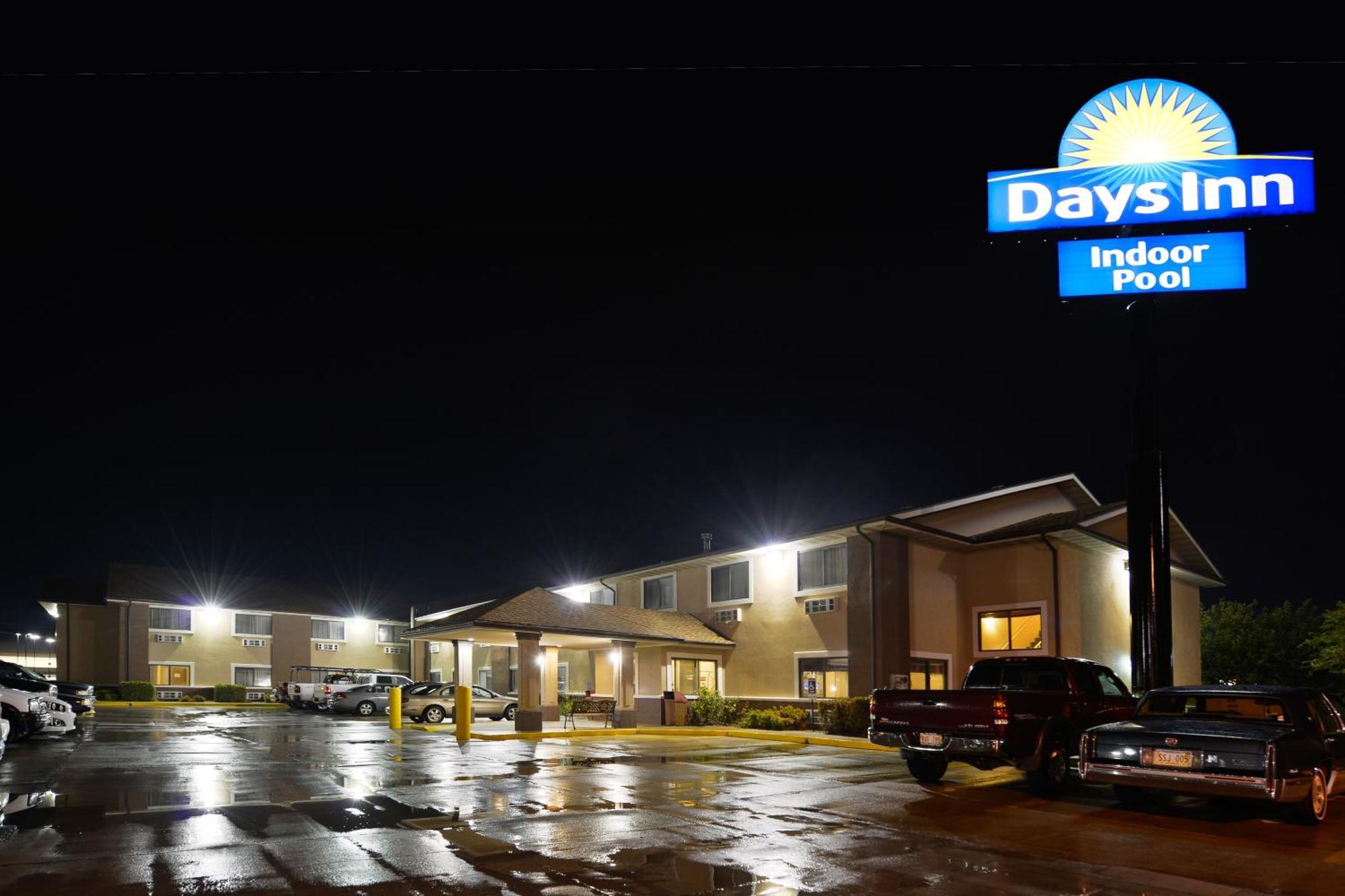 Days Inn By Wyndham Topeka Eksteriør billede
