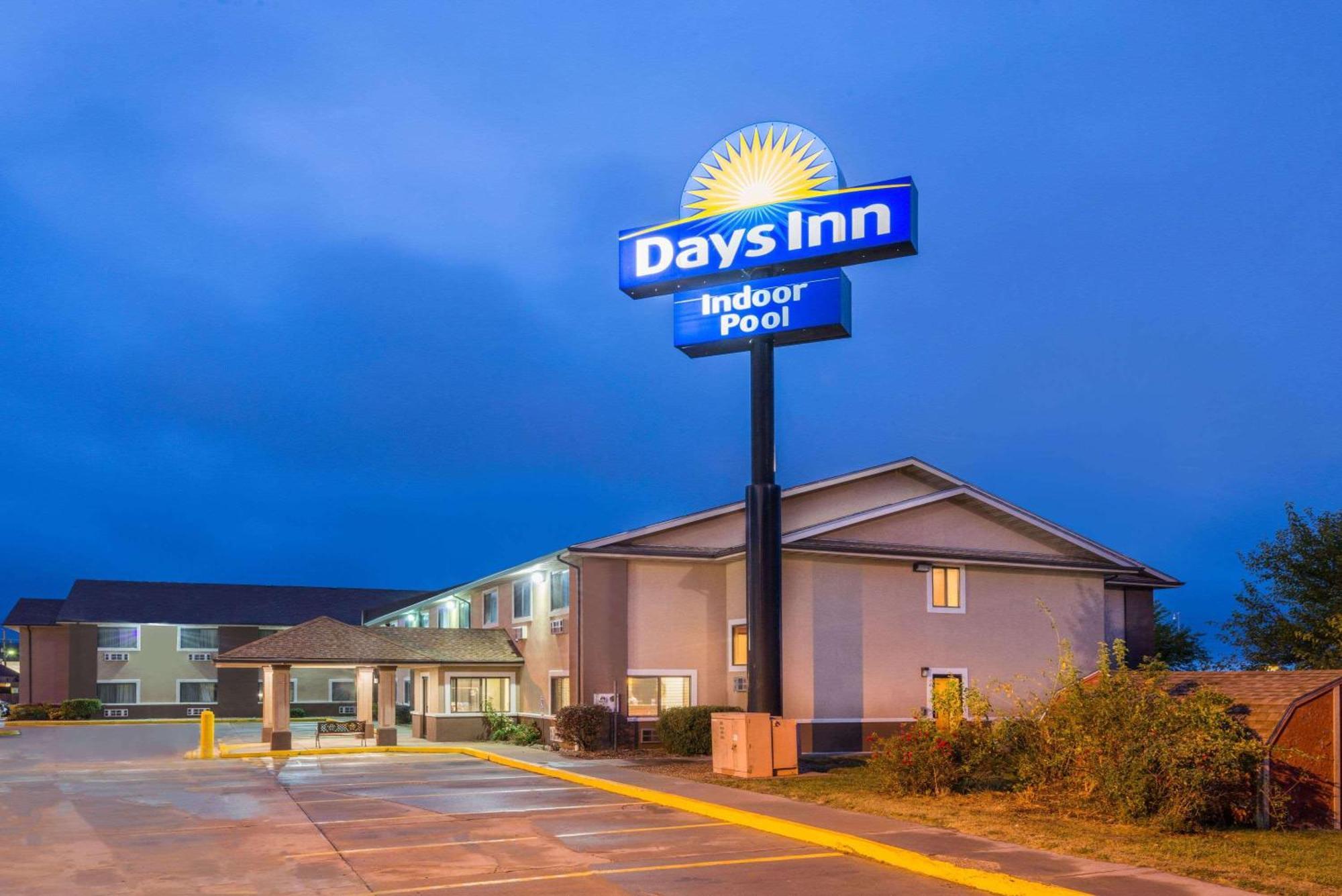 Days Inn By Wyndham Topeka Eksteriør billede