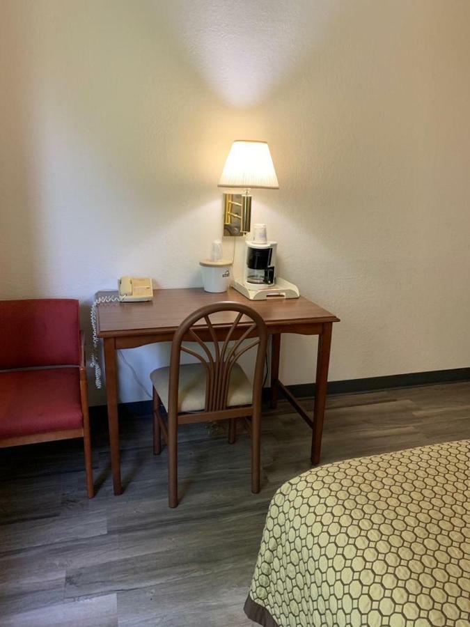Days Inn By Wyndham Topeka Eksteriør billede
