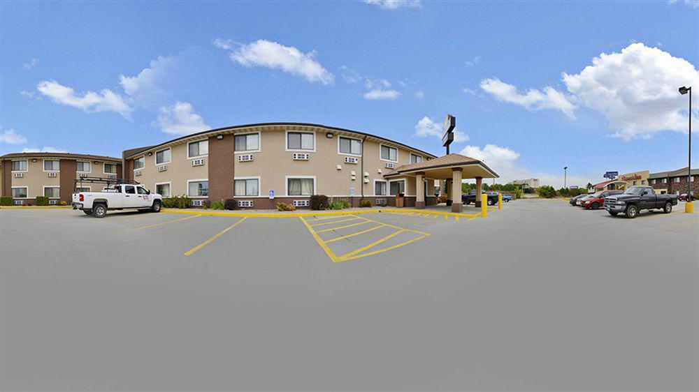 Days Inn By Wyndham Topeka Eksteriør billede