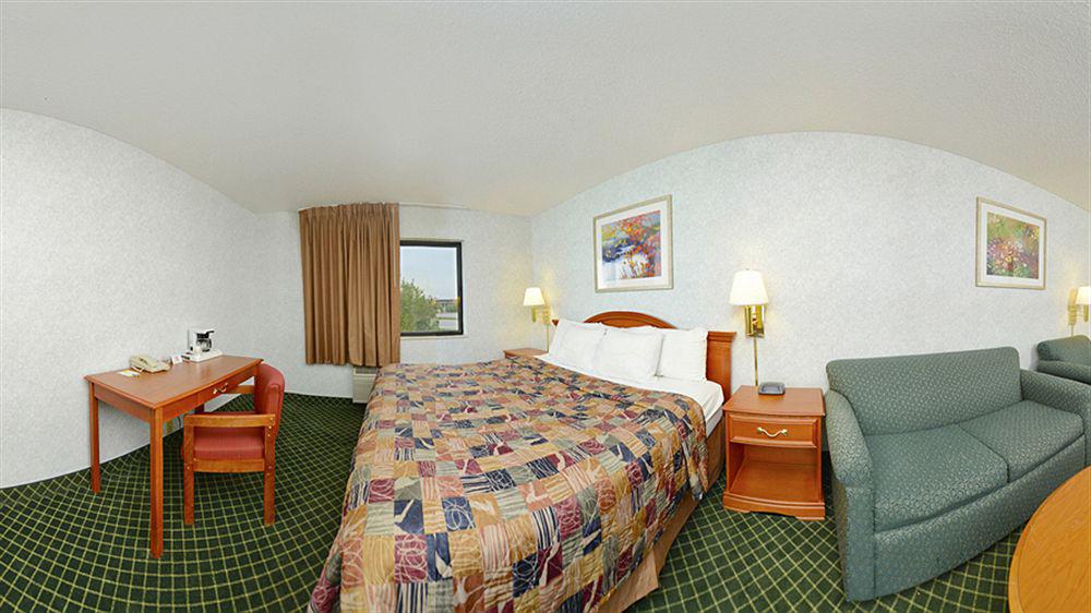 Days Inn By Wyndham Topeka Eksteriør billede